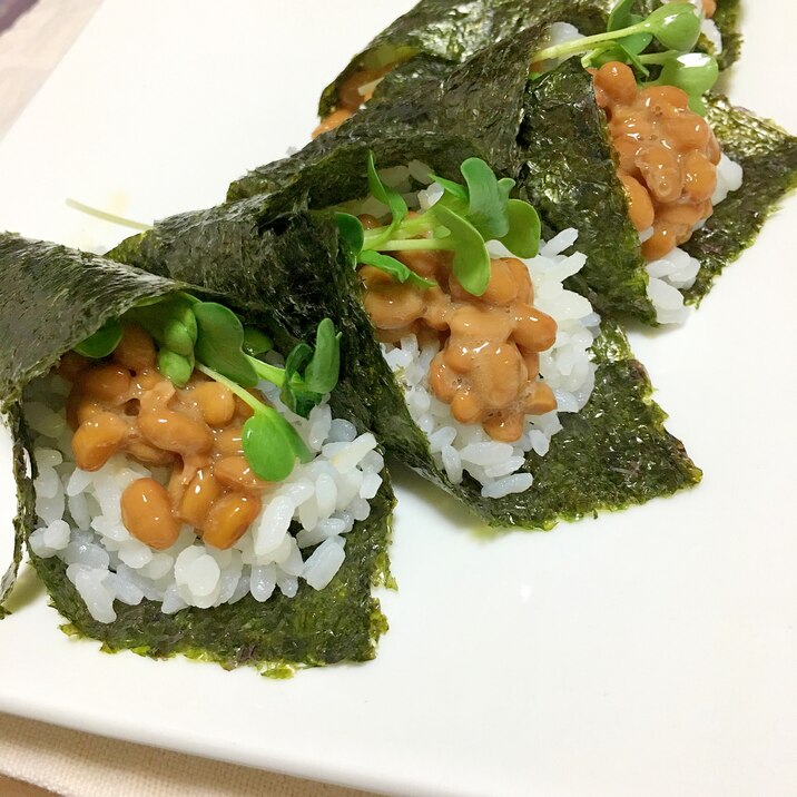 残った酢飯で！納豆とカイワレ大根の手巻き寿司♡